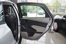 2012款福特福克斯三厢1.6L手动风尚型