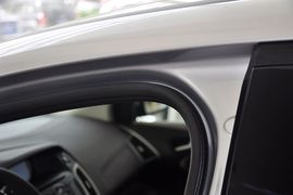 2012款福特福克斯三厢1.6L手动风尚型