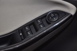 2012款福特福克斯三厢1.6L手动风尚型