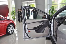 2012款福特福克斯三厢1.6L手动风尚型