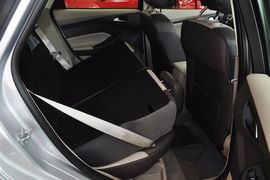 2012款福特福克斯三厢1.6L手动风尚型