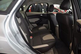 2012款福特福克斯三厢1.6L手动风尚型