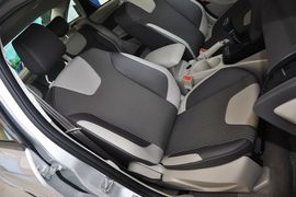 2012款福特福克斯三厢1.6L手动风尚型