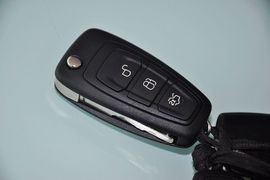 2012款福特福克斯三厢1.6L手动风尚型
