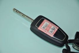 2012款福特福克斯三厢1.6L手动风尚型