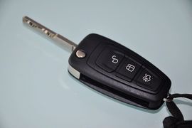 2012款福特福克斯三厢1.6L手动风尚型