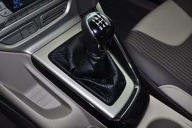 2012款福特福克斯三厢1.6L手动风尚型