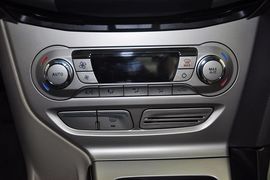 2012款福特福克斯三厢1.6L手动风尚型