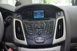 2012款福特福克斯三厢1.6L手动风尚型