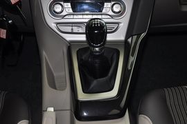 2012款福特福克斯三厢1.6L手动风尚型