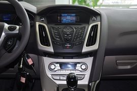 2012款福特福克斯三厢1.6L手动风尚型