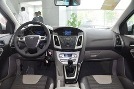 2012款福特福克斯三厢1.6L手动风尚型