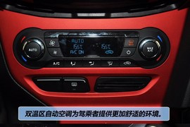 2012款福特福克斯两厢2.0L手自一体豪华运动型到店实拍