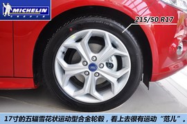 2012款福特福克斯两厢2.0L手自一体豪华运动型到店实拍