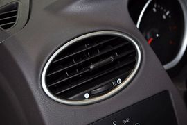 2012款福特福克斯两厢1.8L手动经典版时尚型