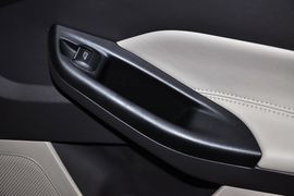 2012款福特福克斯三厢1.6L手自一体尊贵型