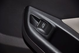 2012款福特福克斯三厢1.6L手自一体尊贵型