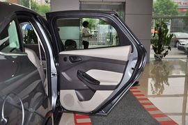2012款福特福克斯三厢1.6L手自一体尊贵型