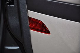 2012款福特福克斯三厢1.6L手自一体尊贵型