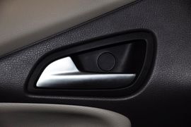 2012款福特福克斯三厢1.6L手自一体尊贵型