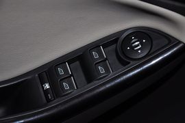 2012款福特福克斯三厢1.6L手自一体尊贵型