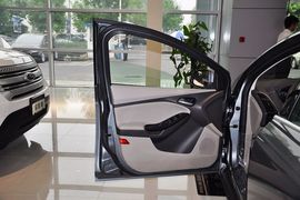2012款福特福克斯三厢1.6L手自一体尊贵型