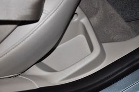 2012款福特福克斯三厢1.6L手自一体尊贵型