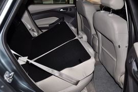 2012款福特福克斯三厢1.6L手自一体尊贵型