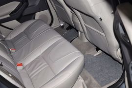 2012款福特福克斯三厢1.6L手自一体尊贵型