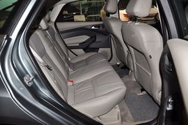 2012款福特福克斯三厢1.6L手自一体尊贵型