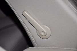 2012款福特福克斯三厢1.6L手自一体尊贵型