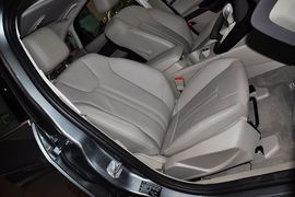 2012款福特福克斯三厢1.6L手自一体尊贵型