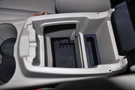2012款福特福克斯三厢1.6L手自一体尊贵型