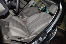 2012款福特福克斯三厢1.6L手自一体尊贵型