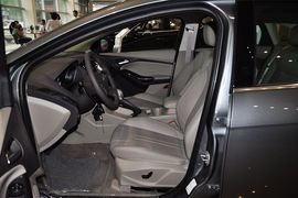 2012款福特福克斯三厢1.6L手自一体尊贵型