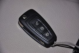 2012款福特福克斯三厢1.6L手自一体尊贵型
