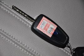 2012款福特福克斯三厢1.6L手自一体尊贵型