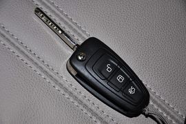 2012款福特福克斯三厢1.6L手自一体尊贵型