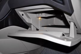 2012款福特福克斯三厢1.6L手自一体尊贵型