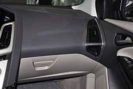 2012款福特福克斯三厢1.6L手自一体尊贵型