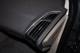 2012款福特福克斯三厢1.6L手自一体尊贵型