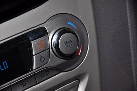 2012款福特福克斯三厢1.6L手自一体尊贵型