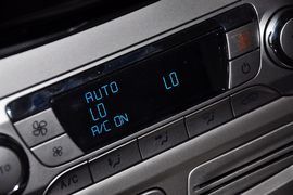 2012款福特福克斯三厢1.6L手自一体尊贵型