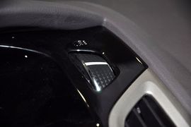 2012款福特福克斯三厢1.6L手自一体尊贵型