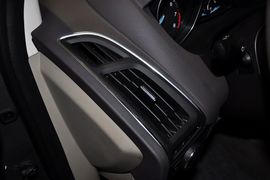 2012款福特福克斯三厢1.6L手自一体尊贵型