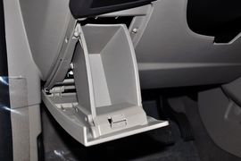 2012款福特福克斯三厢1.6L手自一体尊贵型
