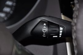 2012款福特福克斯三厢1.6L手自一体尊贵型