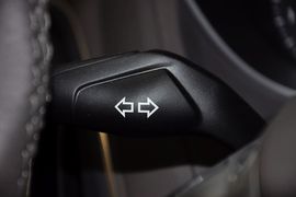 2012款福特福克斯三厢1.6L手自一体尊贵型