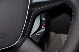 2012款福特福克斯三厢1.6L手自一体尊贵型