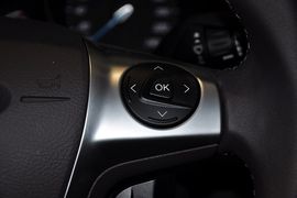 2012款福特福克斯三厢1.6L手自一体尊贵型